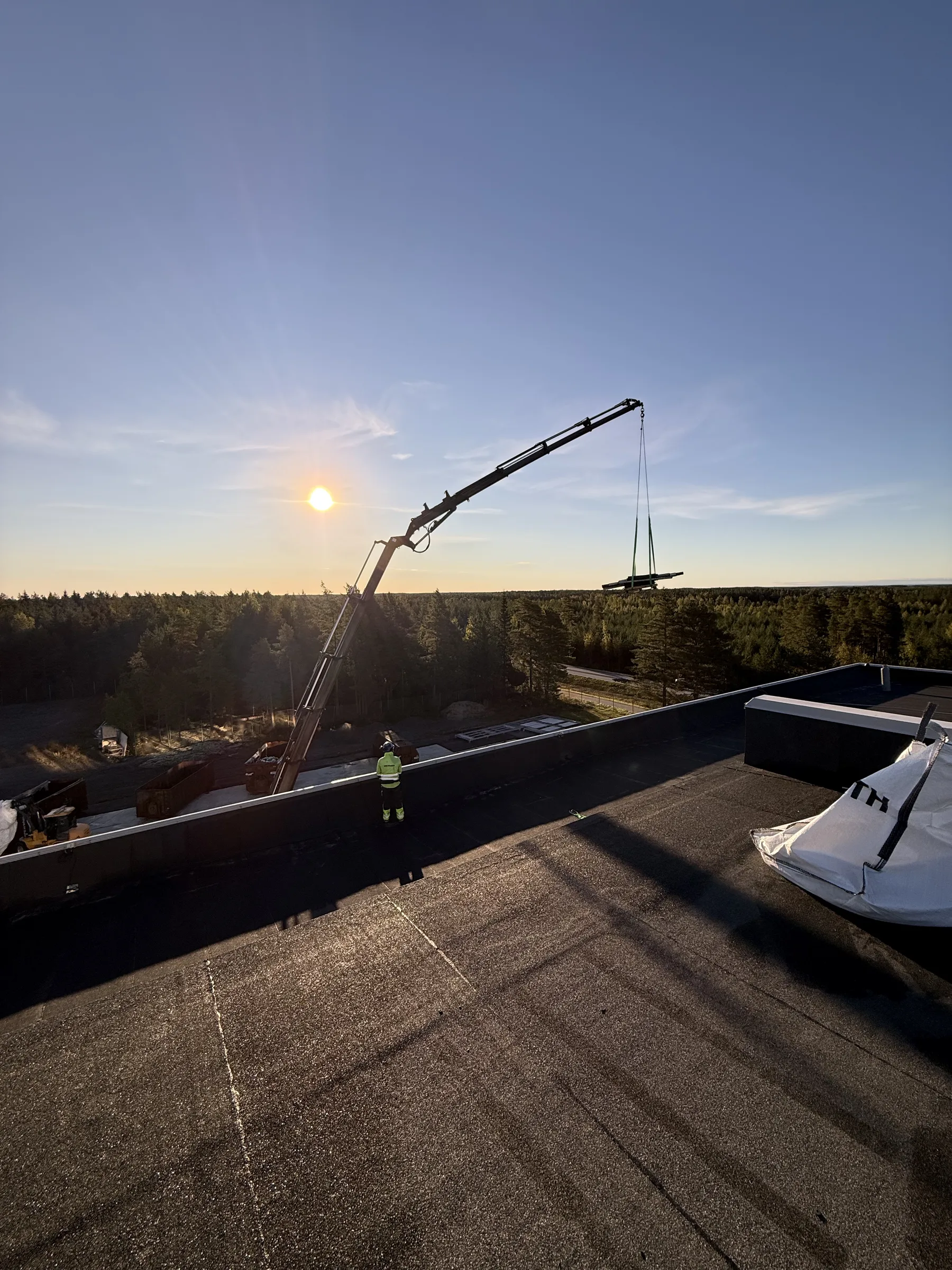 Nosturi työssä HuopaKuninkaan bitumikattotyömaalla